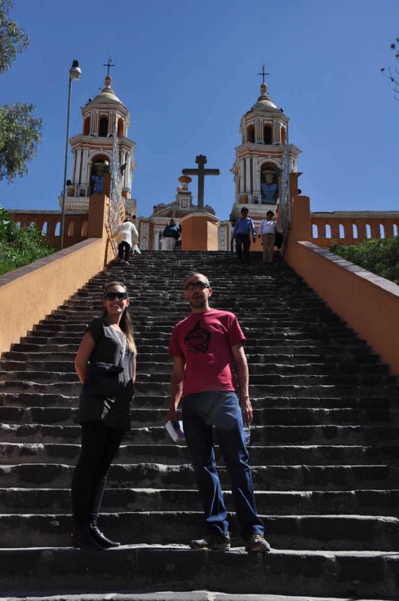 Com a Val, visitando a igreja construída sobre uma antiga pirâmide, em Cholula, no México